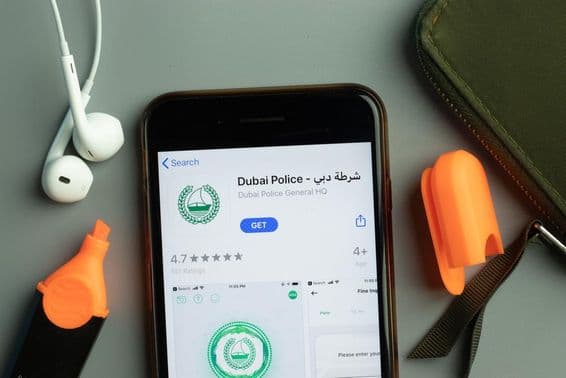 A Dubai Rendőrség mobilalkalmazás-ikonja a telefon képernyőjén.