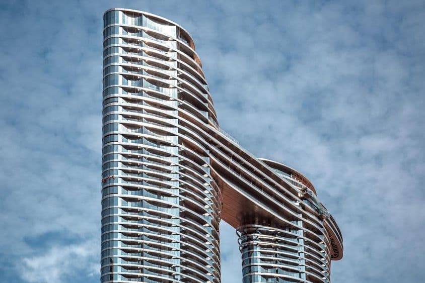 Modern futurisztikus épület Dubai belvárosában.