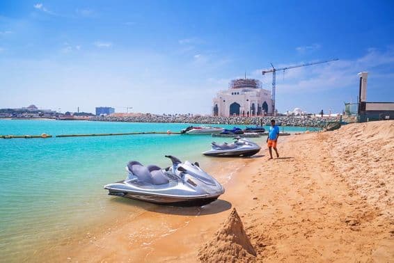 ABU DHABI, Egyesült Arab Emírségek jetski kiadó a tengerparton.