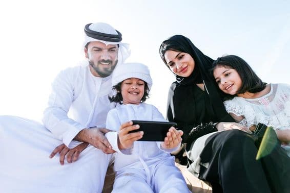 Egy kisebb gyerek telefonon néz mesét.