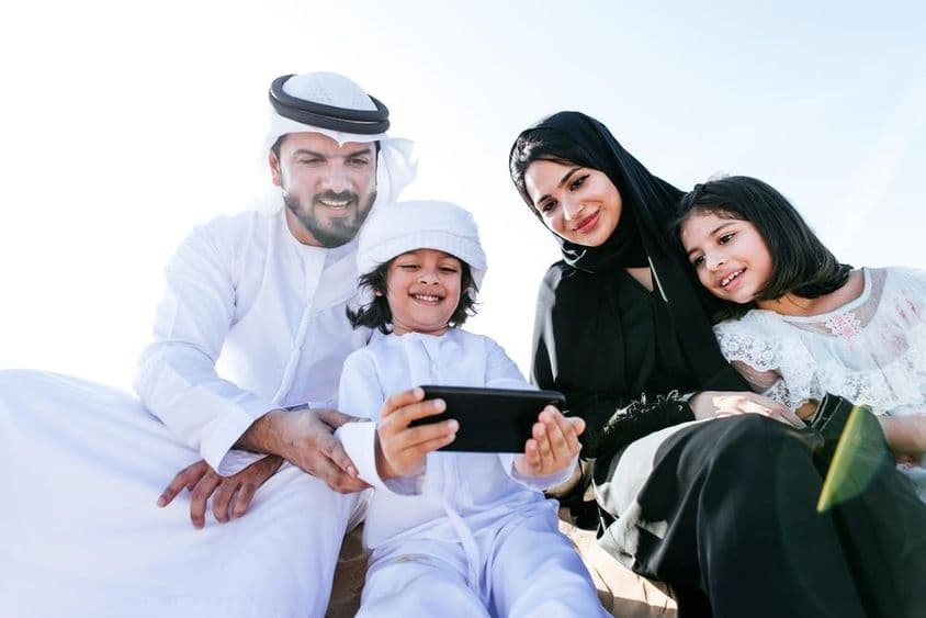 Egy kisebb gyerek telefonon néz mesét.