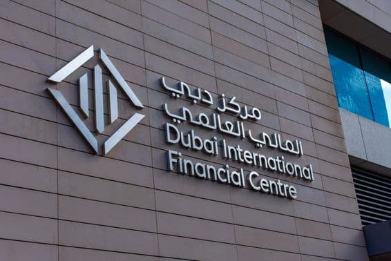 Dubai Nemzetközi Pénzügyi Központ (DIFC) táblája és ikonja.
