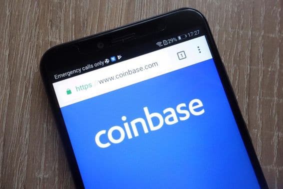 Coinbase fintech cég weboldala modern okostelefonon.