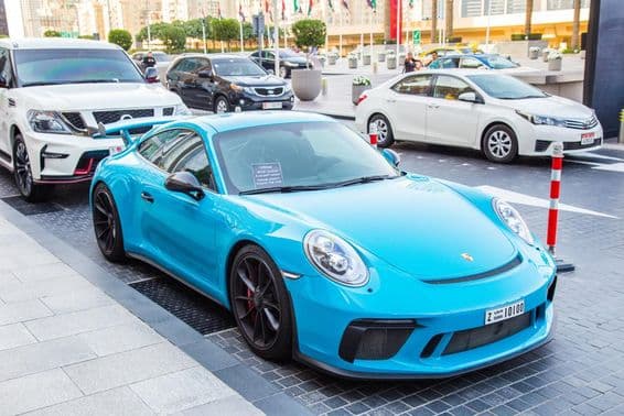 Dubai, kék Porsche a parkolóban.