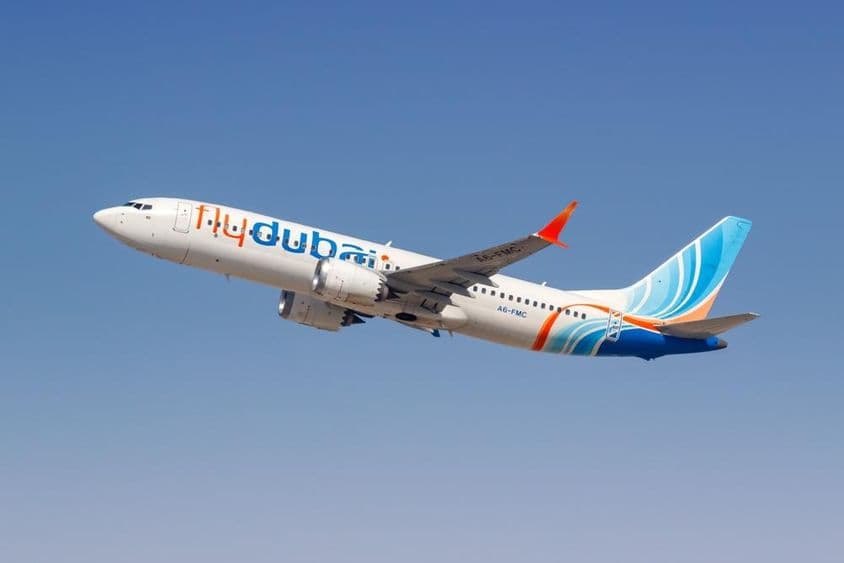 FlyDubai Boeing 737 MAX 8 repülőgép a levegőben.