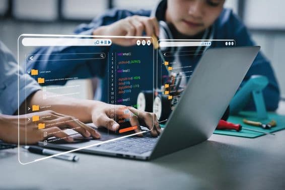 Tinédzser diákok robotkarral és robotautókkal kapcsolatos házi feladatot készítenek .