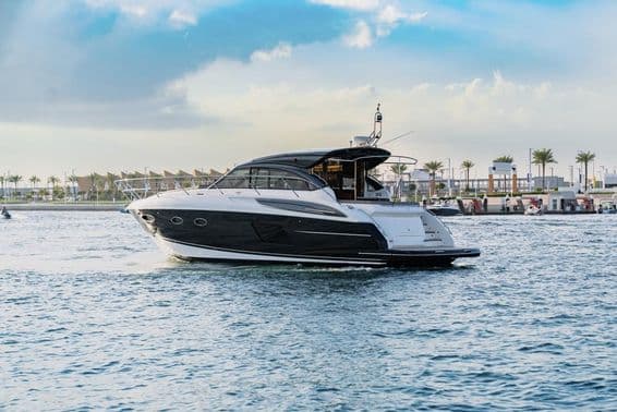 Egy luxusjacht Dubaiban úszik a tengeren a kikőtőnél.