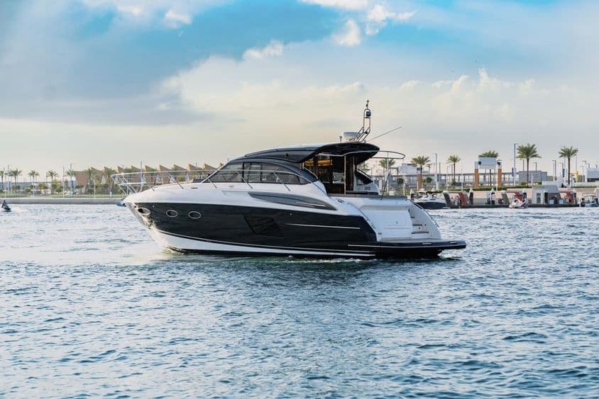 Egy luxusjacht Dubaiban úszik a tengeren a kikőtőnél.