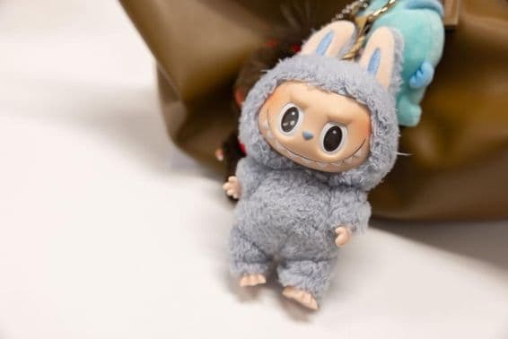 Kilátás a híres Popmart Labubu-ra egy női táskán.