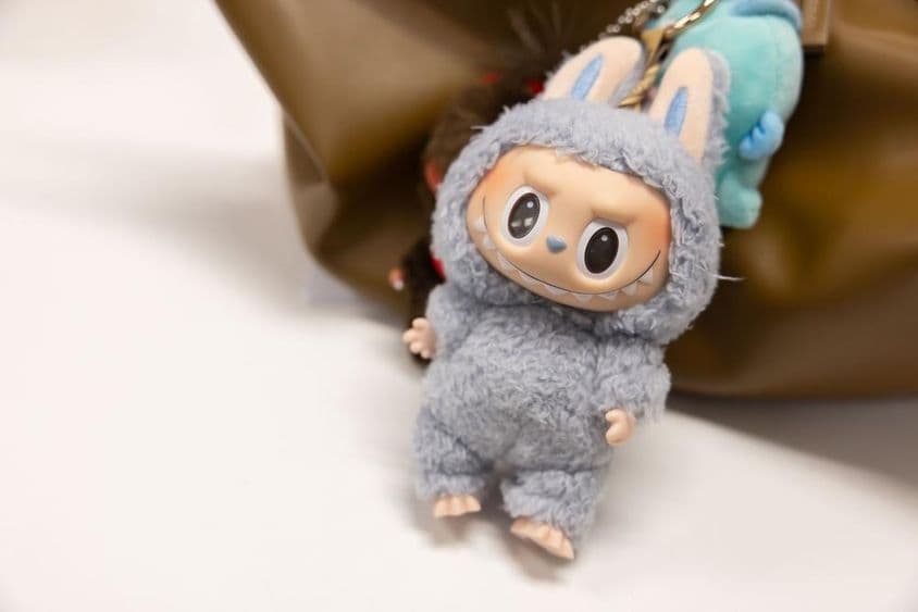 Kilátás a híres Popmart Labubu-ra egy női táskán.