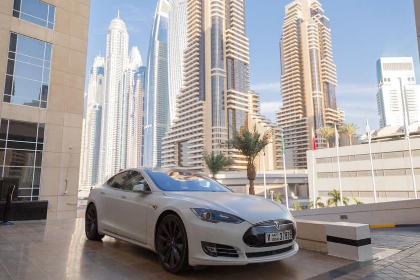 Elektromos Tesla autó Dubai város utcáin.