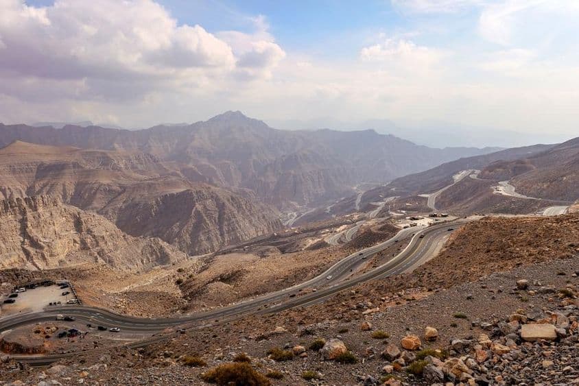 Jebel Jais festői hegyi táj Ras Al Khaimah-ban, Egyesült Arab Emírségekben.