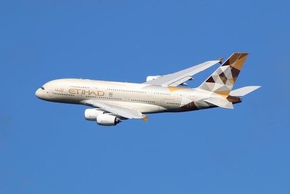 Egy Etihad Airways Airbus A380-as repülőgépe repülés közben.