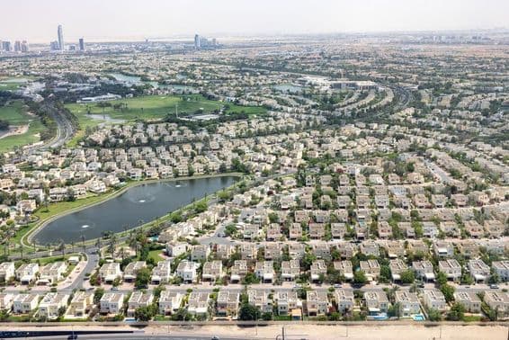 Emirates Hills Dubai közösségi házakkal, tóval és zöldövezettel.
