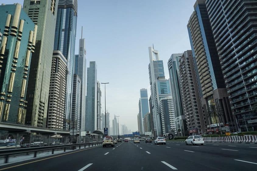 Sheikh Zayed Road Dubai naplemente előtt.