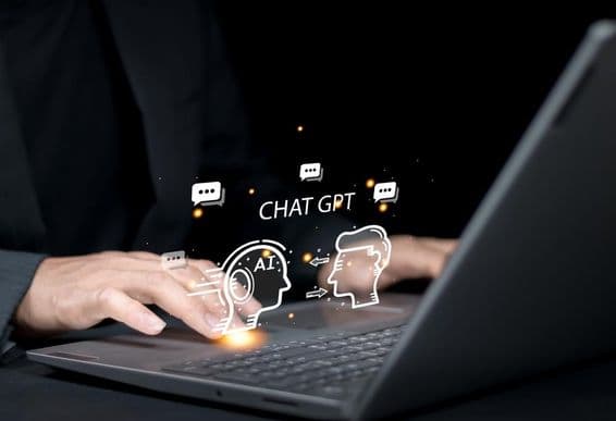 Üzletember beszélget egy OpenAI által fejlesztett mesterséges intelligencia chatbot segítségével.