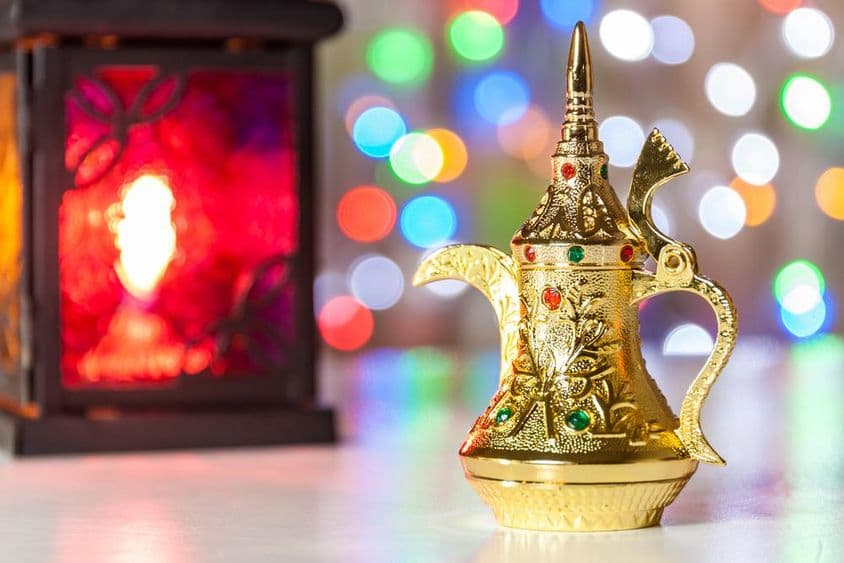 Arab kávéskanna és lámpa színes, életlen fénnyel a háttérben.