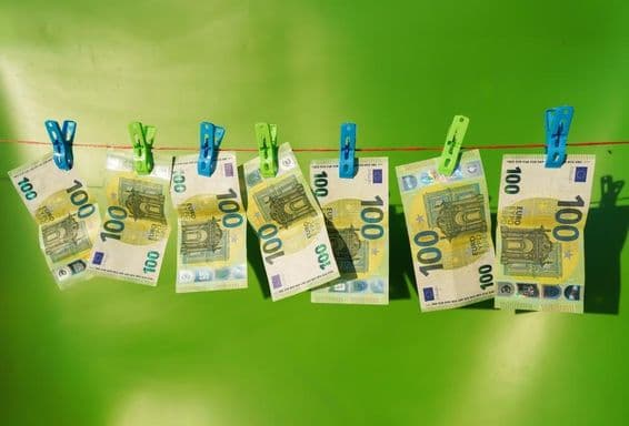 100 eurós bankjegyek száradnak a ruhaszárító kötélen.