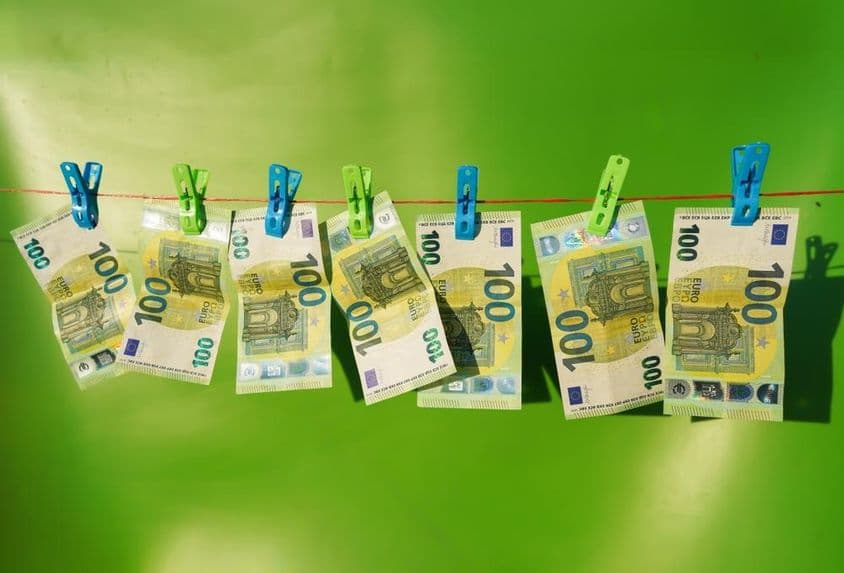 100 eurós bankjegyek száradnak a ruhaszárító kötélen.