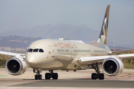 Etihad Airways Boeing 787-9 Dreamliner a gurulópályán az El Prat repülőtéren.
