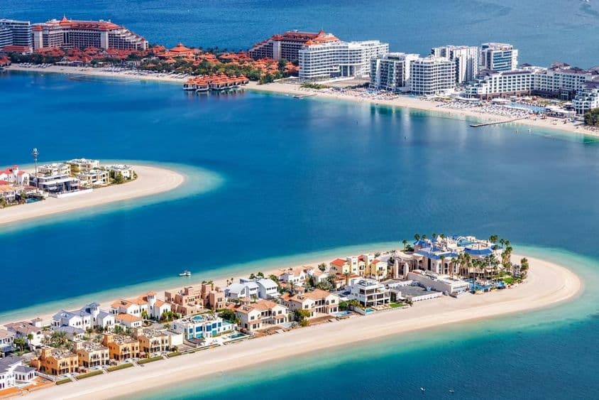 Dubai luxusvillák a Palm Jumeirah mesterséges szigeten.