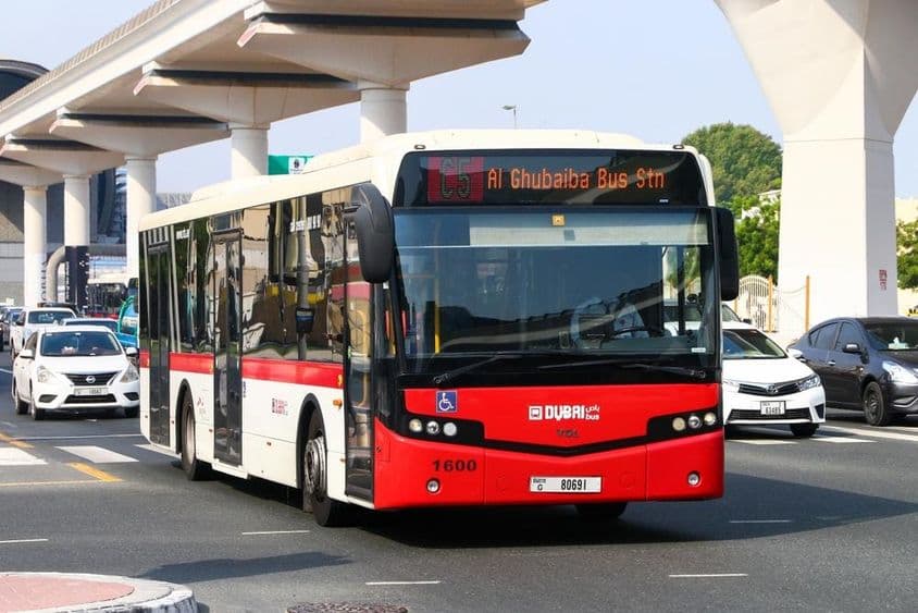 Fehér és piros VDL Citea CLF-120.310 városi busz dubaiban.