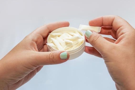 Snus betétek, nikotintapaszok a kezekben.