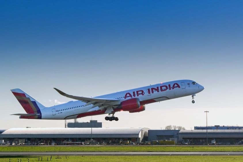Az Air India által üzemeltetett Airbus A350-es repülőgép felszáll a londoni Heathrow repülőtérről.