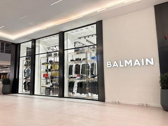 A Balmain luxus ruházati kollekciójának márkája a dubai mall bevásárlóközpontban.