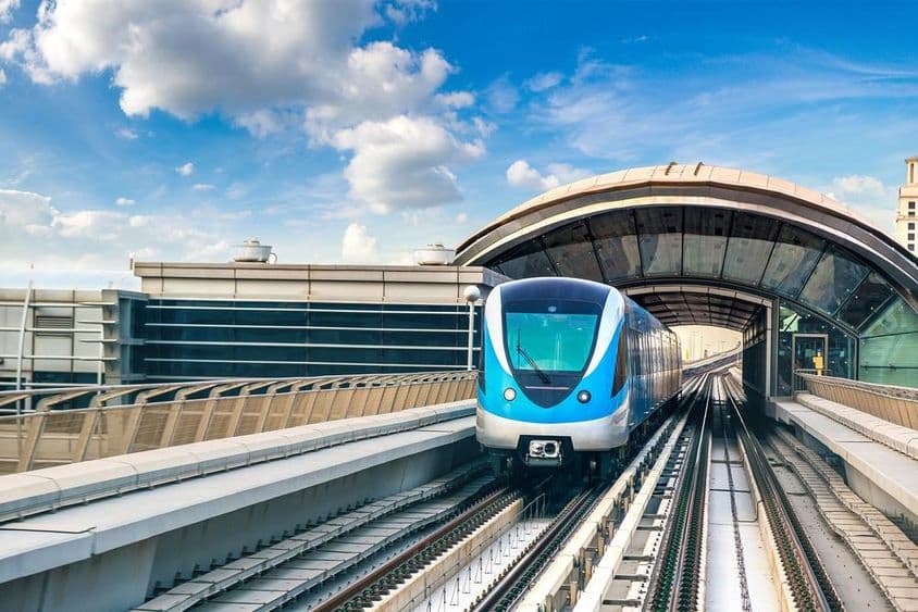 Dubai metró egy nyári napon Dubaiban, Egyesült Arab Emírségekben.