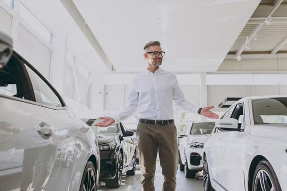 Felnőtt magabiztos gazdag férfi vásárló klasszikus inget visel.