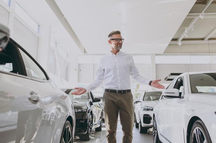 Felnőtt magabiztos gazdag férfi vásárló klasszikus inget visel.