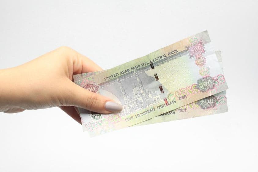 Női kezében 500 AED, valuta.