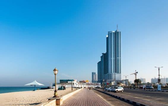 Ajman Corniche Beach gyönyörű partvidéke.