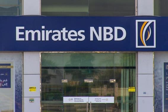 Emirates NBD Bank PJSC Bank (Dubai Nemzeti Bank) kék kirakatának logója.