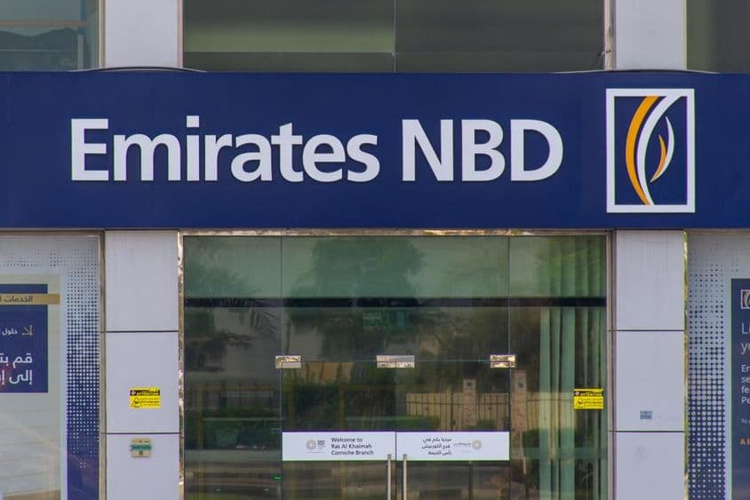 Emirates NBD Bank PJSC Bank (Dubai Nemzeti Bank) kék kirakatának logója.