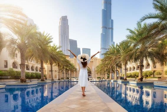 Egy turista nő sétál Dubai, Egyesült Arab Emírségek utcáin a nyaralása alatt.