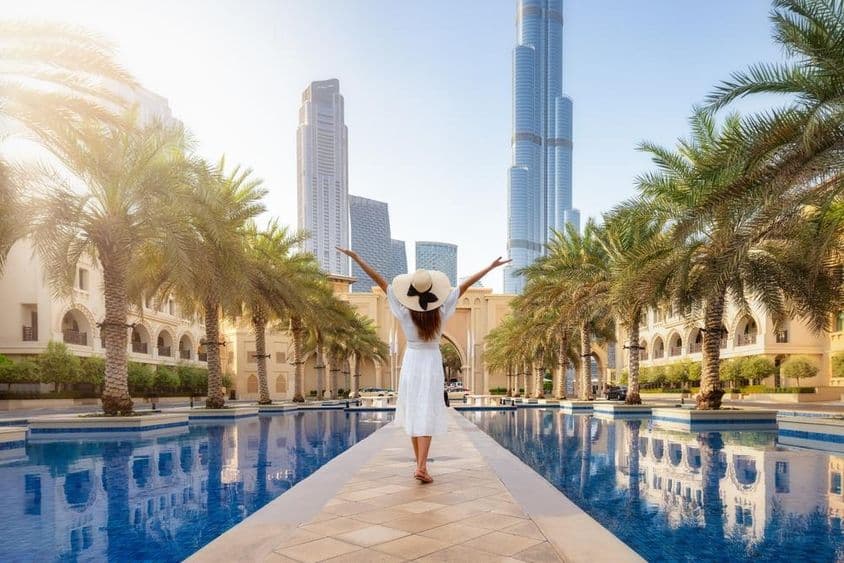 Egy turista nő sétál Dubai, Egyesült Arab Emírségek utcáin a nyaralása alatt.
