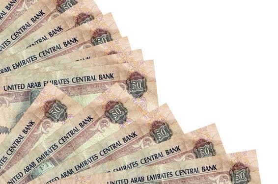 50 Egyesült Arab Emírségek dirham bankjegy fekszik az asztalon.
