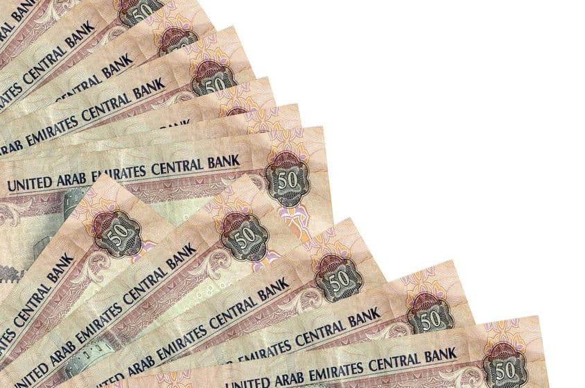 50 Egyesült Arab Emírségek dirham bankjegy fekszik az asztalon.
