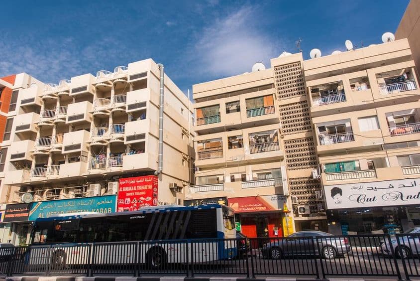 Épületek Dubai óvárosában, Al Fahidi negyedben, Bur Dubaiban.