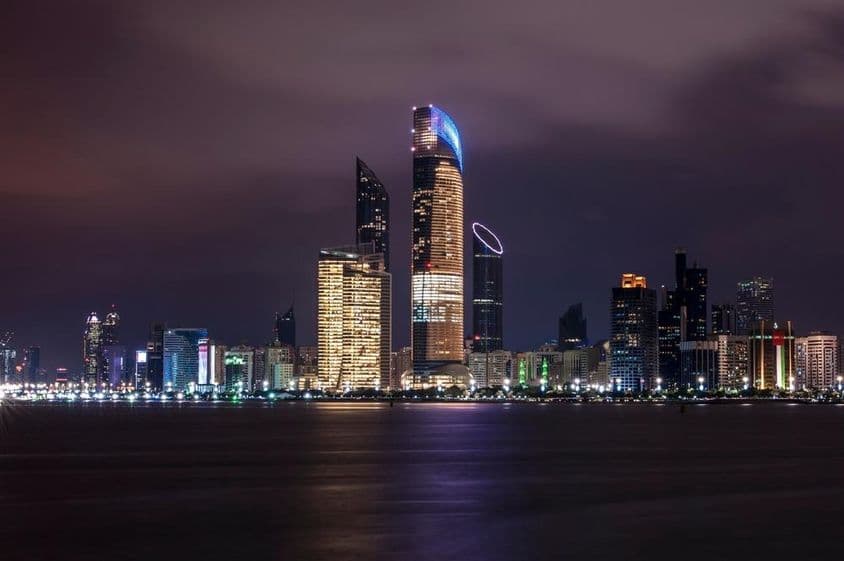 Éjszakai látkép Abu Dhabi városáról, Corniche Abu Dhabi.