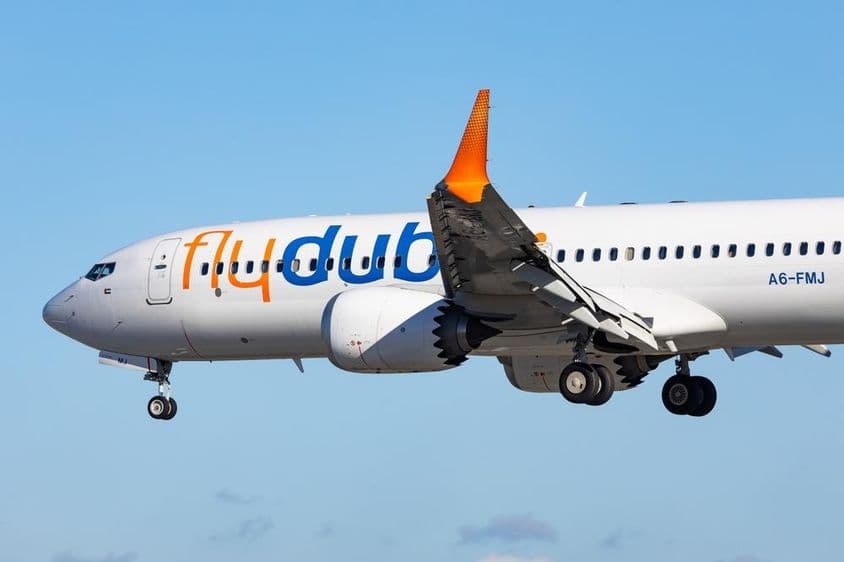 FlyDubai légitársaság Boeing 737-8max repülőgépéről leszállási konfigurációban.