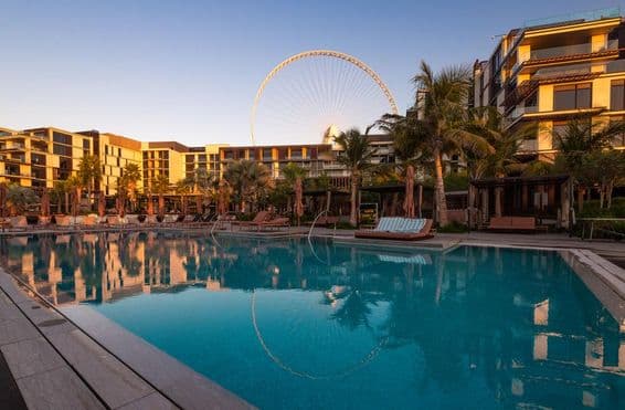 Medence a Caesars Palace Bluewaters szállodában Dubaiban.