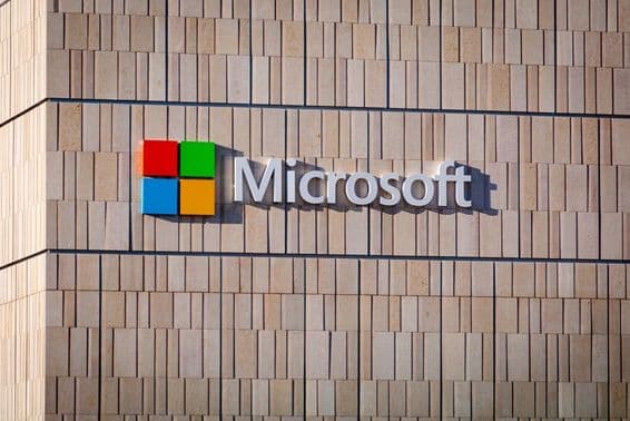 Microsoft cégtábla a Szilícium-völgyi Campus egyik épületén.