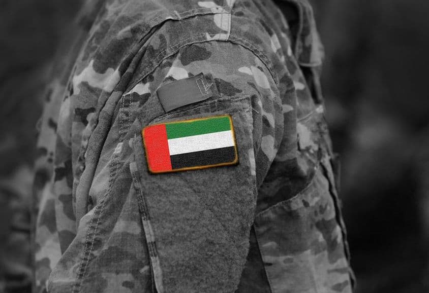 Az Egyesült Arab Emírségek (UAE) zászlaja a katonák karján.