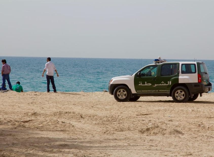 Egy rendőrautó (SUV) a Jumeirah strandon.