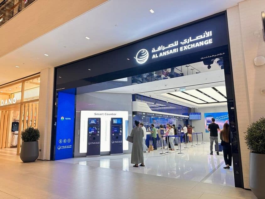 Az al Ansari pénzváltó bejárata Dubaiban.