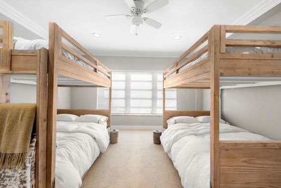 Szoba emeletes ággyal.