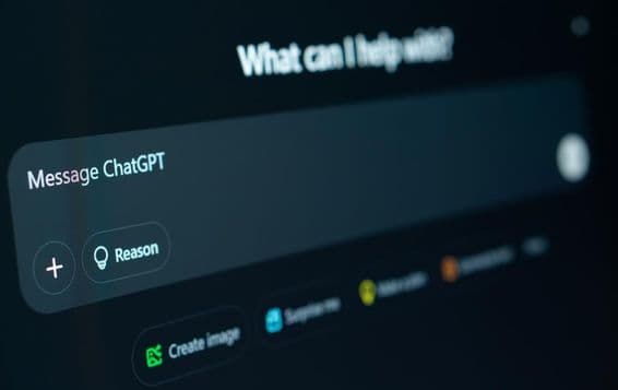 ChatGPT a laptop képernyőjén.